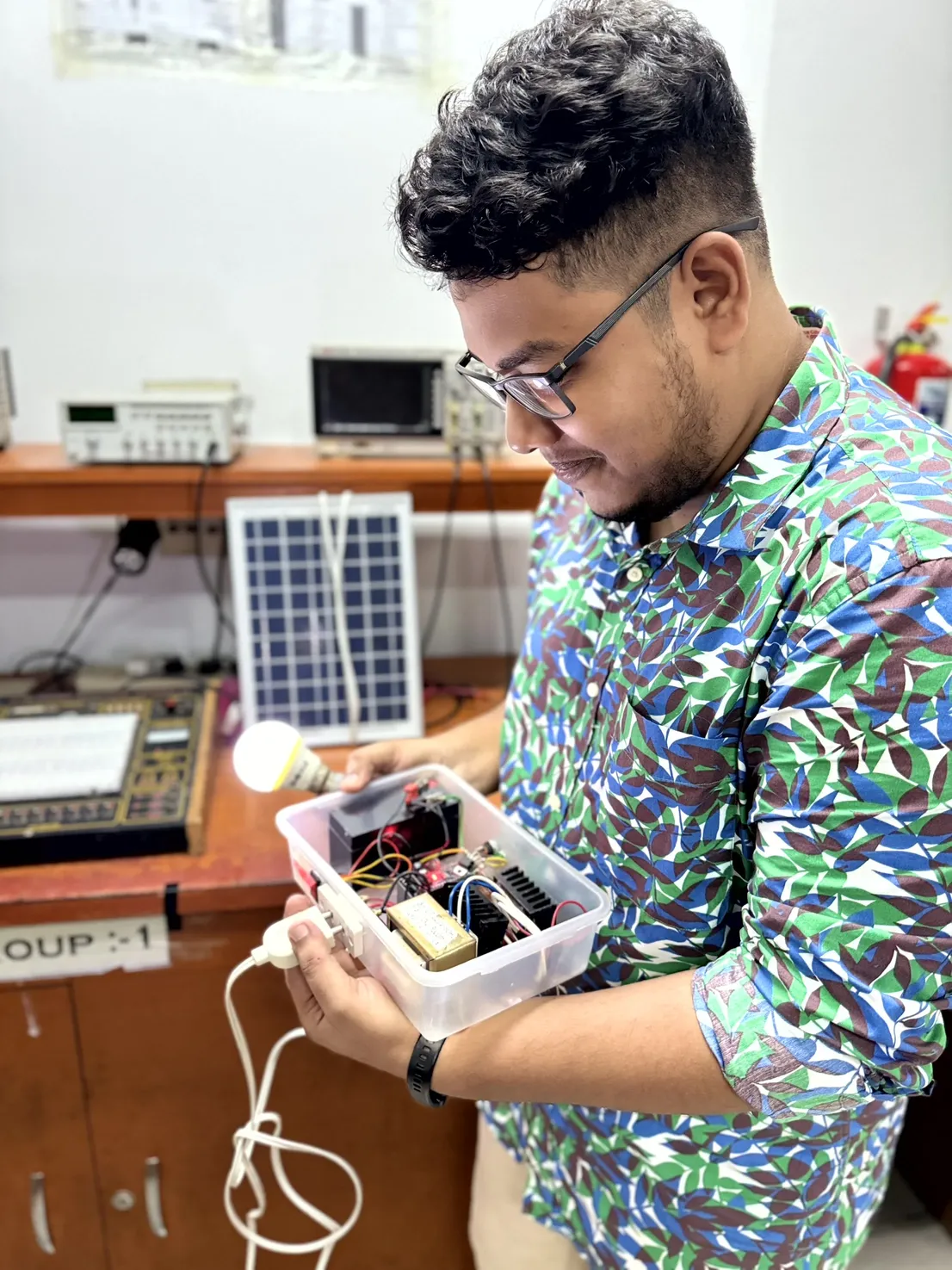Pure Sinewave Inverter with Solar Charging